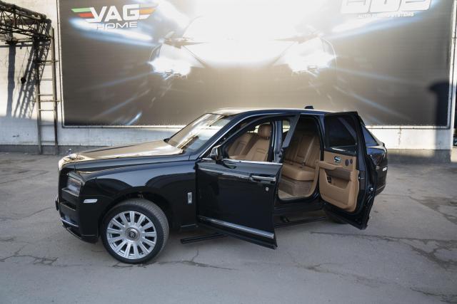 Установка выдвижных электропорогов ATS на Rolls-Royce Cullinan