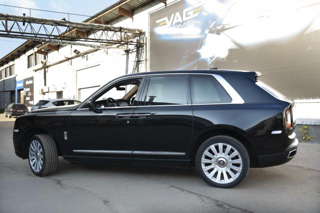 Установка выдвижных электропорогов ATS на Rolls-Royce Cullinan