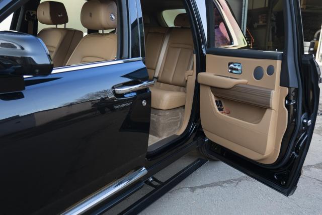 Установка выдвижных электропорогов ATS на Rolls-Royce Cullinan