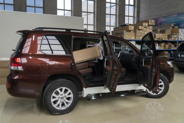 Выдвижные электрические пороги ATS на Toyota Land Cruiser 200