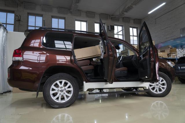 Выдвижные электрические пороги ATS на Toyota Land Cruiser 200