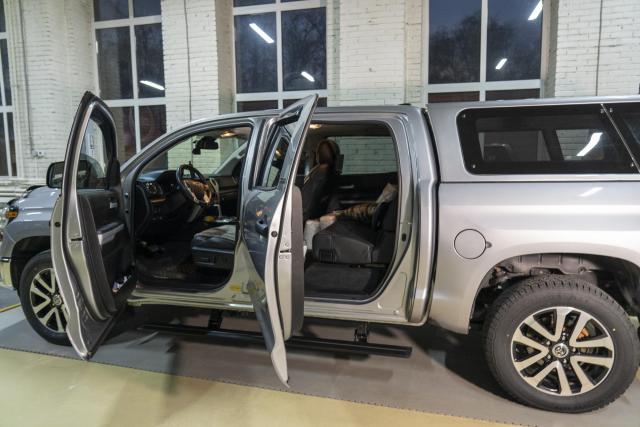 Выдвижные электрические пороги ATS на Toyota Tundra