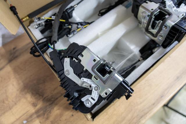 Доводчики дверей на Mercedes V-class